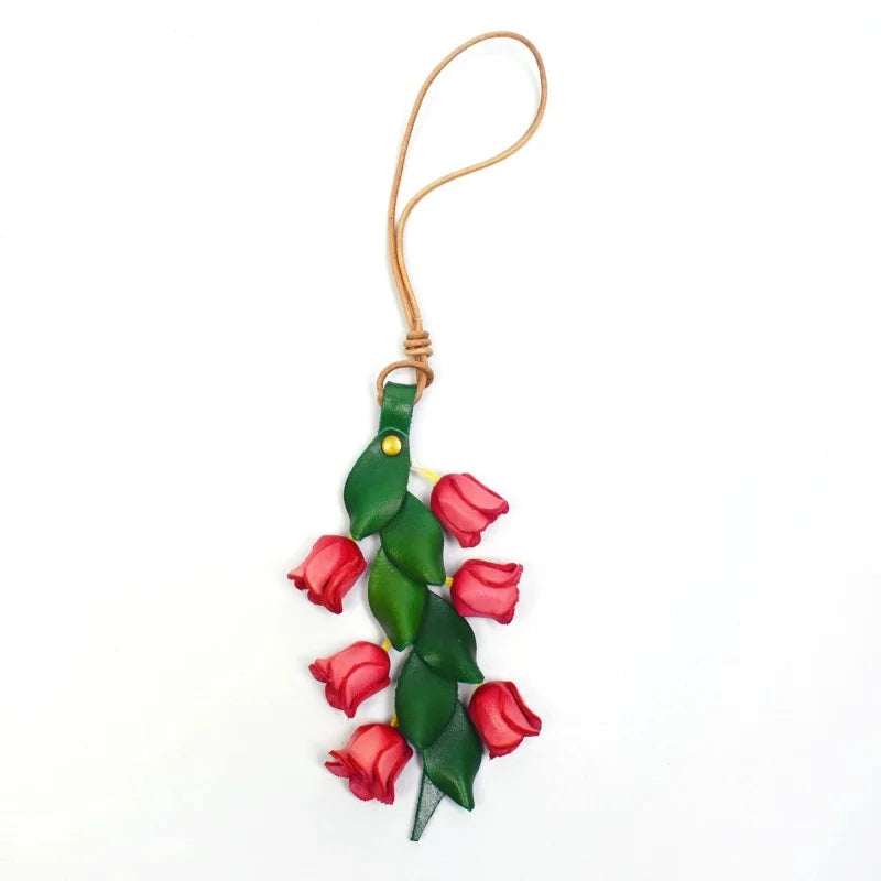 Amuleto de bolso de cuero "Lirio del Valle" de la suerte – Colgante floral de cuero de plena flor hecho a mano | Elegante accesorio de llavero para bolso | Regalo para ella