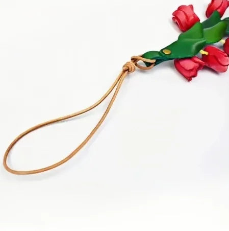 Amuleto de bolso de cuero "Lirio del Valle" de la suerte – Colgante floral de cuero de plena flor hecho a mano | Elegante accesorio de llavero para bolso | Regalo para ella