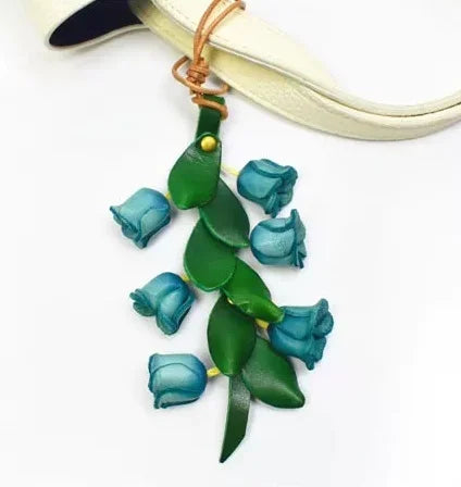 Amuleto de bolso de cuero "Lirio del Valle" de la suerte – Colgante floral de cuero de plena flor hecho a mano | Elegante accesorio de llavero para bolso | Regalo para ella