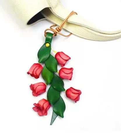 Amuleto de bolso de cuero "Lirio del Valle" de la suerte – Colgante floral de cuero de plena flor hecho a mano | Elegante accesorio de llavero para bolso | Regalo para ella