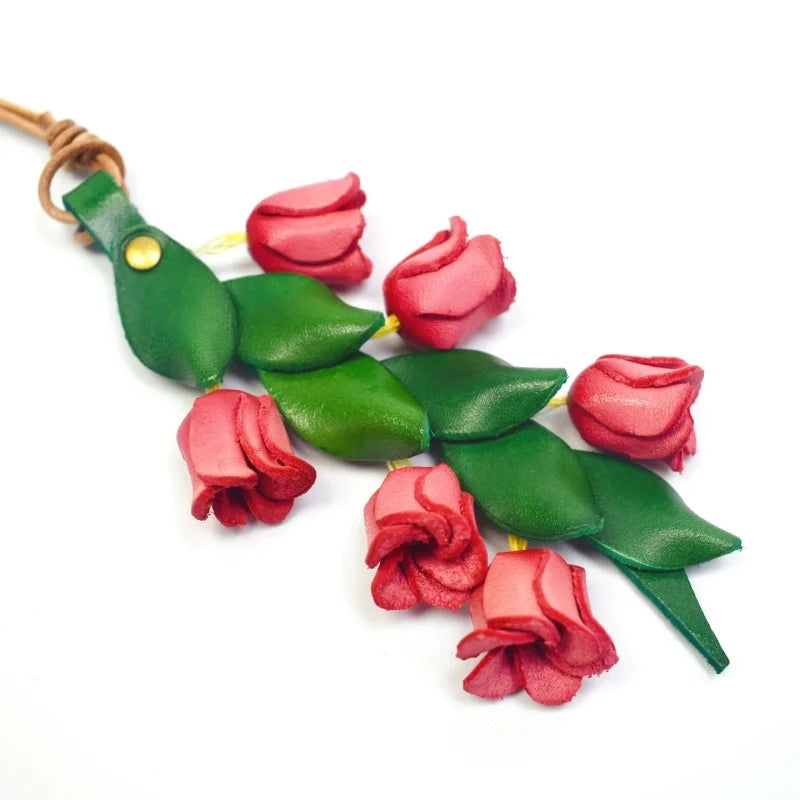 Amuleto de bolso de cuero "Lirio del Valle" de la suerte – Colgante floral de cuero de plena flor hecho a mano | Elegante accesorio de llavero para bolso | Regalo para ella