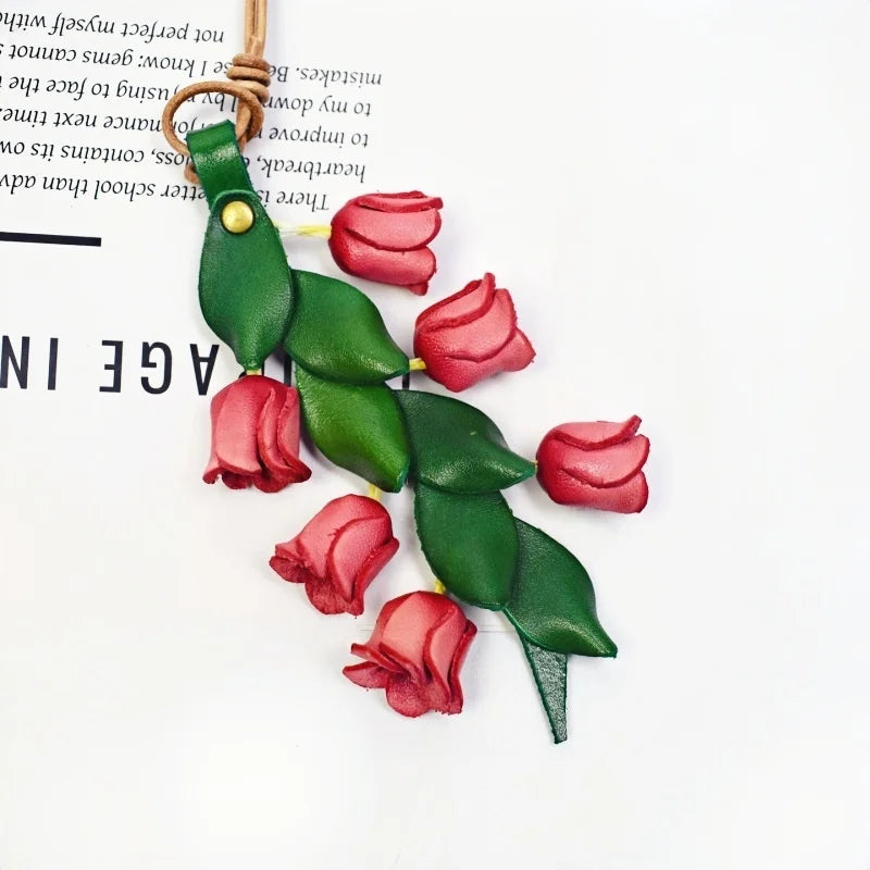 Amuleto de bolso de cuero "Lirio del Valle" de la suerte – Colgante floral de cuero de plena flor hecho a mano | Elegante accesorio de llavero para bolso | Regalo para ella