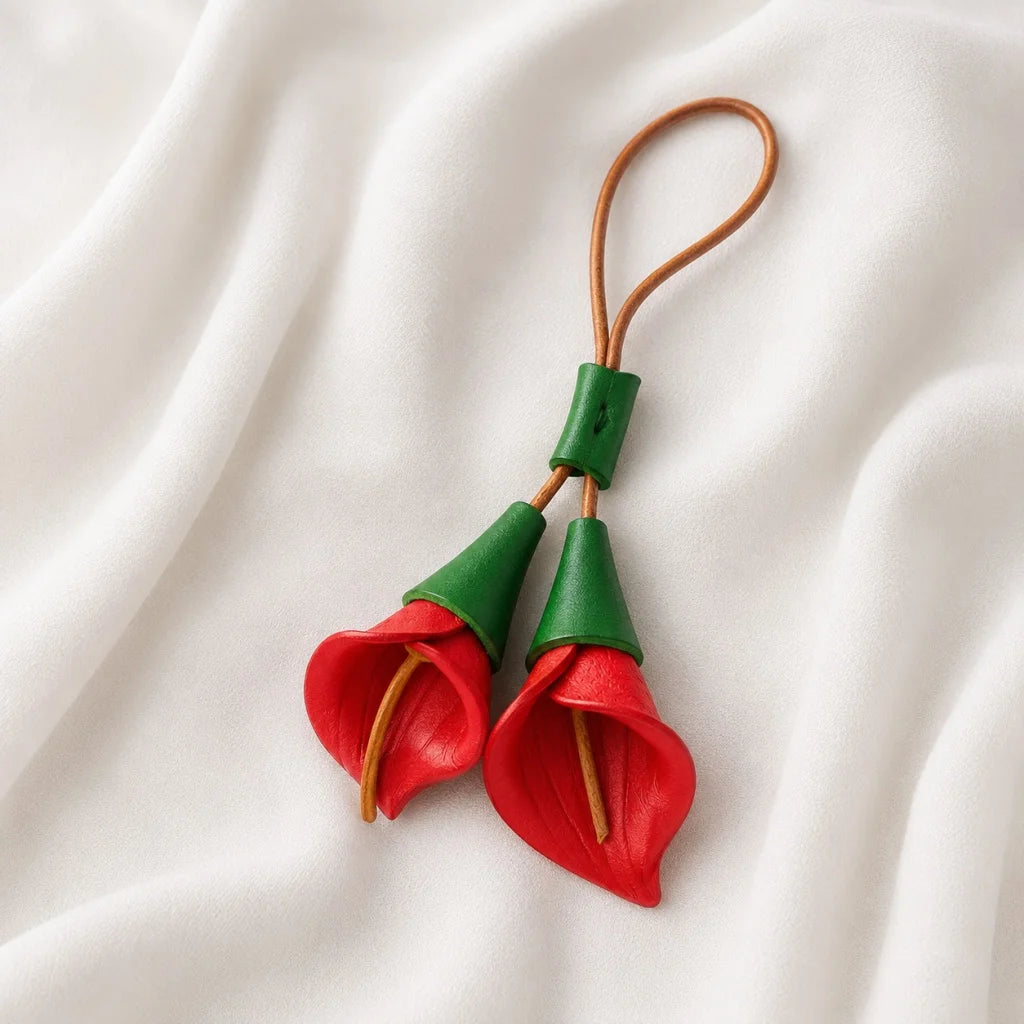 Lucky Anthurium Leather Bag Charm – Handmade Full-Grain Leather Floral Pendant | Nordic-Inspired Handbag Accessory Keychain | Gift for Her