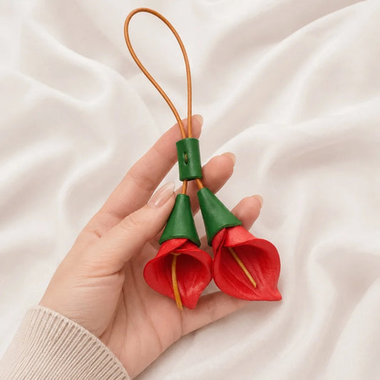 Amuleto de bolso de cuero de Anturio de la Suerte – Colgante floral de cuero de plena flor hecho a mano | Llavero accesorio de bolso inspirado en el estilo nórdico | Regalo para ella
