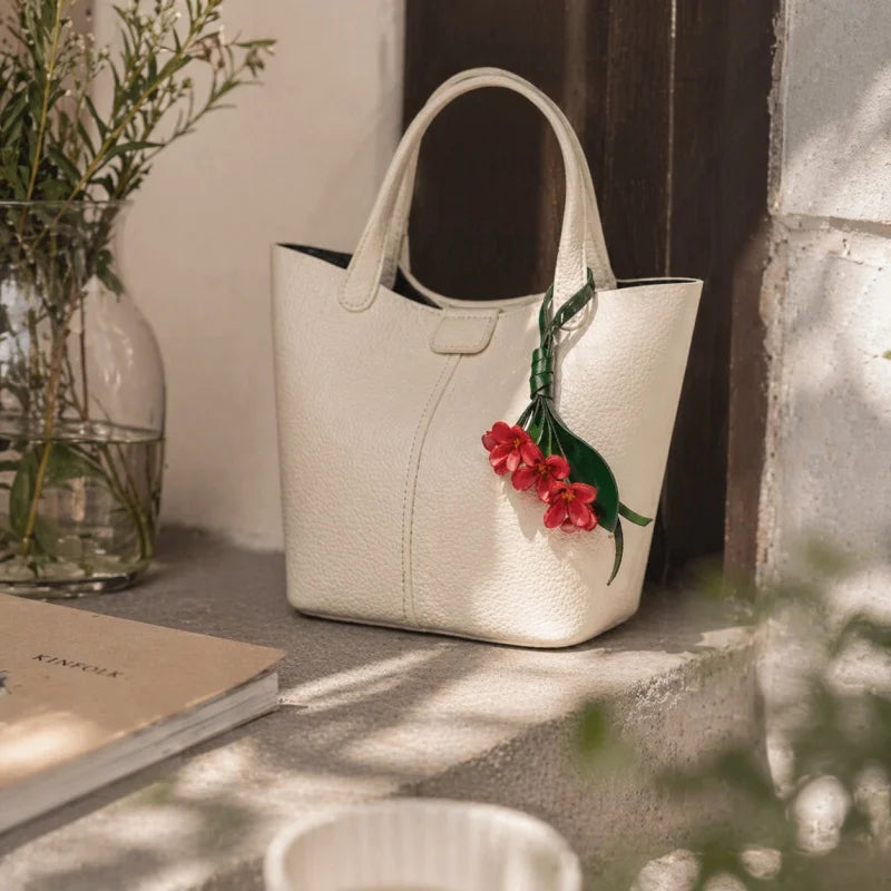 Colgante Lucky Bloom de cuero para bolso – Colgante floral de cuero de grano completo hecho a mano | Elegante llavero accesorio diario para bolso | Regalo para ella