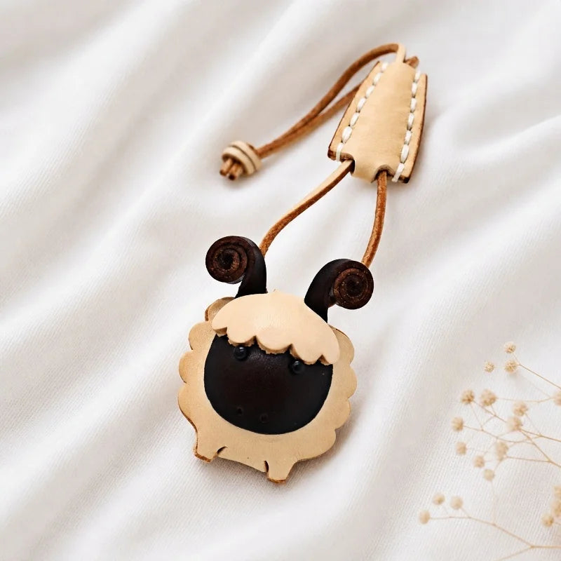 Amuleto de cuero con animal del zodiaco nórdico – Llavero de cuero de grano completo hecho a mano | Bonito colgante de animal para bolso | Regalo para ella