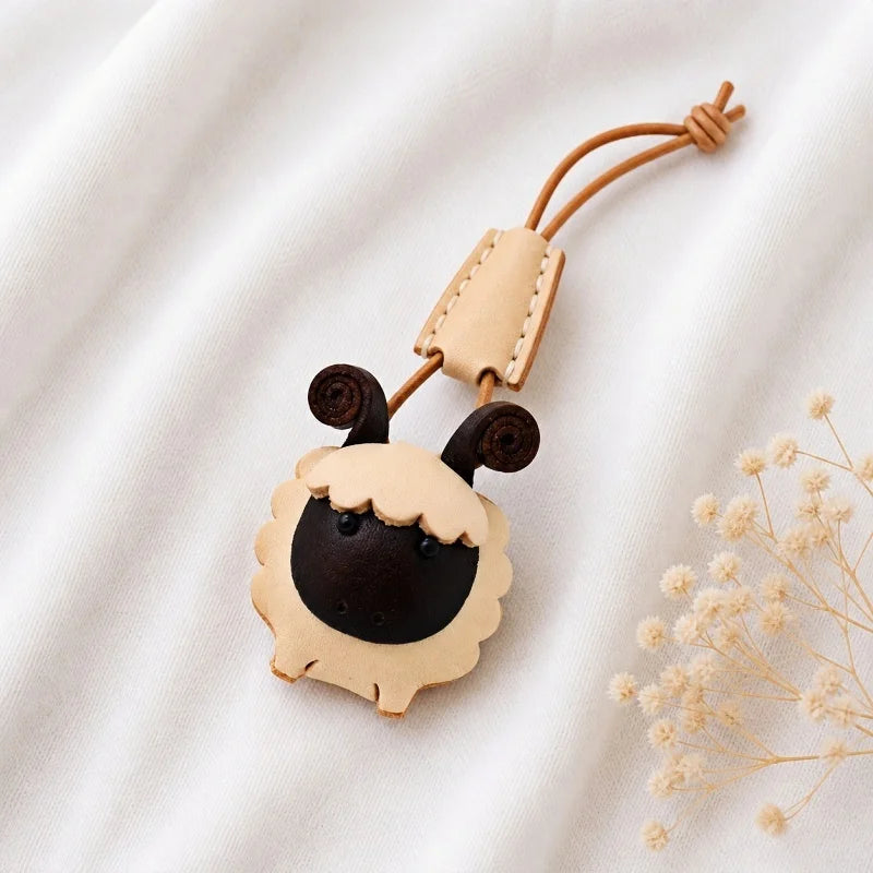 Amuleto de cuero con animal del zodiaco nórdico – Llavero de cuero de grano completo hecho a mano | Bonito colgante de animal para bolso | Regalo para ella