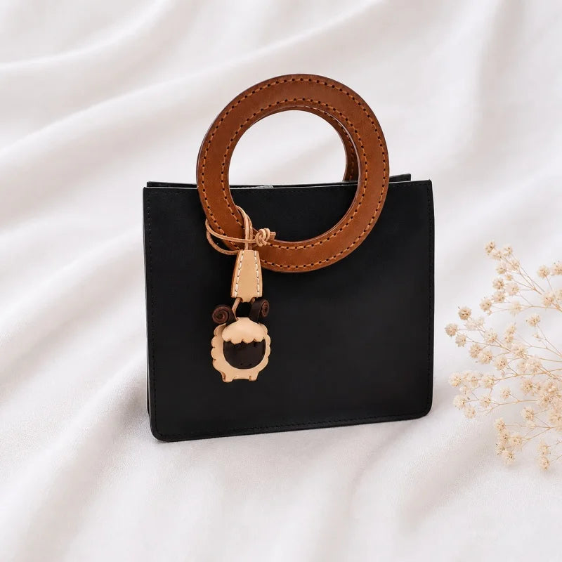 Amuleto de cuero con animal del zodiaco nórdico – Llavero de cuero de grano completo hecho a mano | Bonito colgante de animal para bolso | Regalo para ella