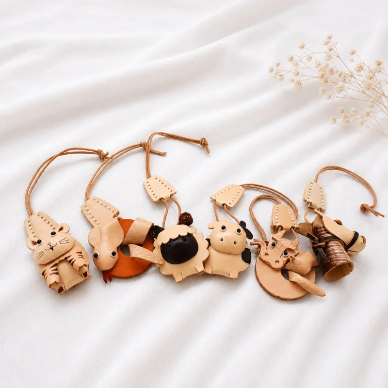 Amuleto de cuero con animal del zodiaco nórdico – Llavero de cuero de grano completo hecho a mano | Bonito colgante de animal para bolso | Regalo para ella