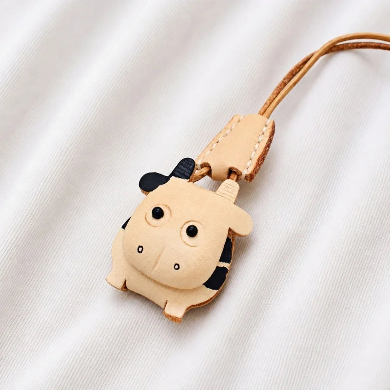Amuleto de cuero con animal del zodiaco nórdico – Llavero de cuero de grano completo hecho a mano | Bonito colgante de animal para bolso | Regalo para ella