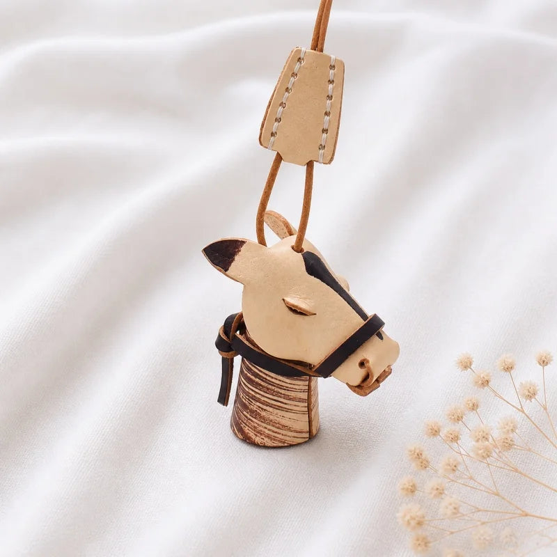 Amuleto de cuero con animal del zodiaco nórdico – Llavero de cuero de grano completo hecho a mano | Bonito colgante de animal para bolso | Regalo para ella