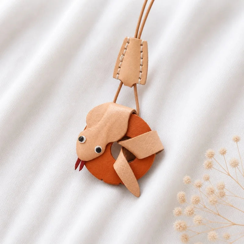 Amuleto de cuero con animal del zodiaco nórdico – Llavero de cuero de grano completo hecho a mano | Bonito colgante de animal para bolso | Regalo para ella