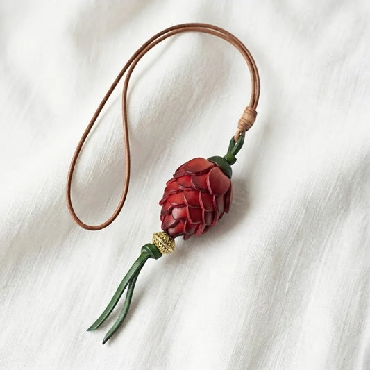 Amuleto Nórdico de Piel con Piña de Pino - Colgante Artesanal de Piel de Grano Completo | Accesorio para Bolso Inspirado en la Naturaleza | Regalo Simbólico para Ella