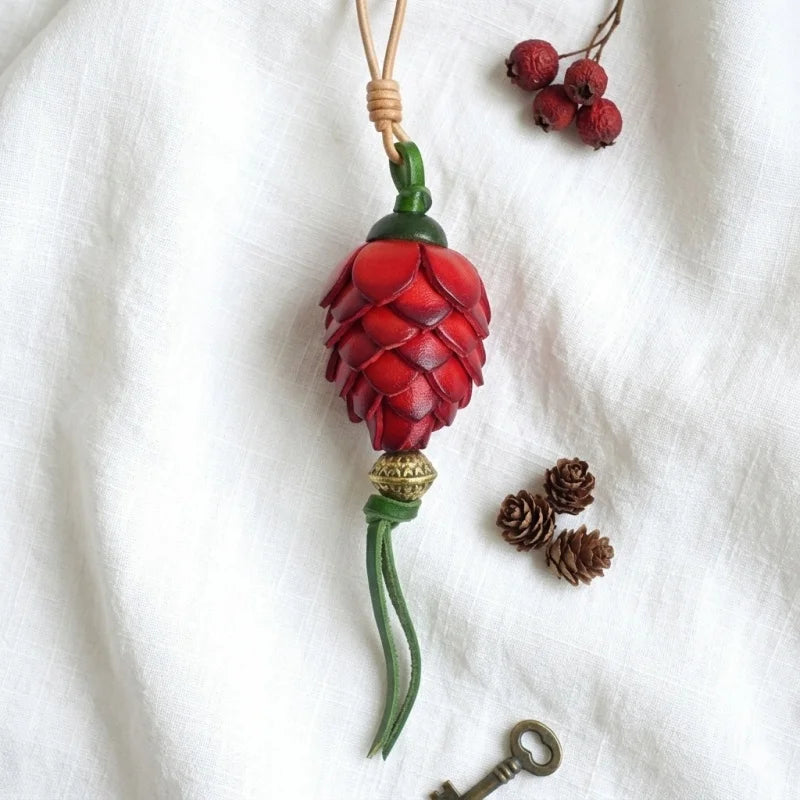 Amuleto Nórdico de Piel con Piña de Pino - Colgante Artesanal de Piel de Grano Completo | Accesorio para Bolso Inspirado en la Naturaleza | Regalo Simbólico para Ella