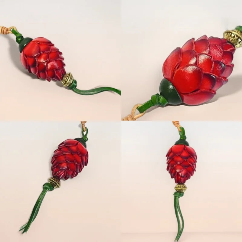 Amuleto Nórdico de Piel con Piña de Pino - Colgante Artesanal de Piel de Grano Completo | Accesorio para Bolso Inspirado en la Naturaleza | Regalo Simbólico para Ella