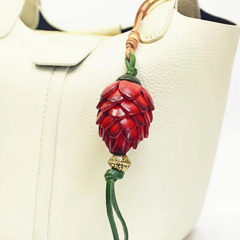 Amuleto Nórdico de Piel con Piña de Pino - Colgante Artesanal de Piel de Grano Completo | Accesorio para Bolso Inspirado en la Naturaleza | Regalo Simbólico para Ella