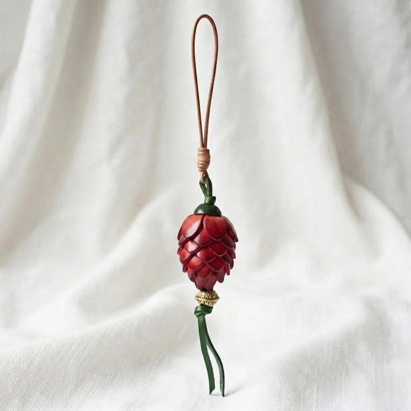 Amuleto Nórdico de Piel con Piña de Pino - Colgante Artesanal de Piel de Grano Completo | Accesorio para Bolso Inspirado en la Naturaleza | Regalo Simbólico para Ella