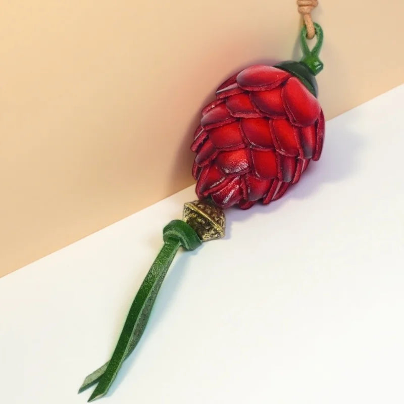 Amuleto Nórdico de Piel con Piña de Pino - Colgante Artesanal de Piel de Grano Completo | Accesorio para Bolso Inspirado en la Naturaleza | Regalo Simbólico para Ella
