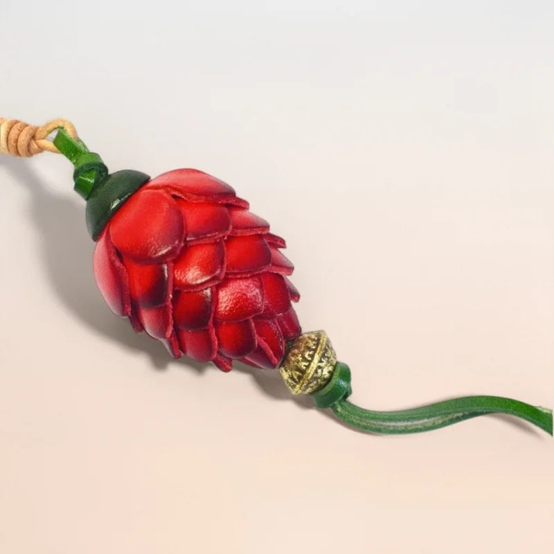 Amuleto Nórdico de Piel con Piña de Pino - Colgante Artesanal de Piel de Grano Completo | Accesorio para Bolso Inspirado en la Naturaleza | Regalo Simbólico para Ella