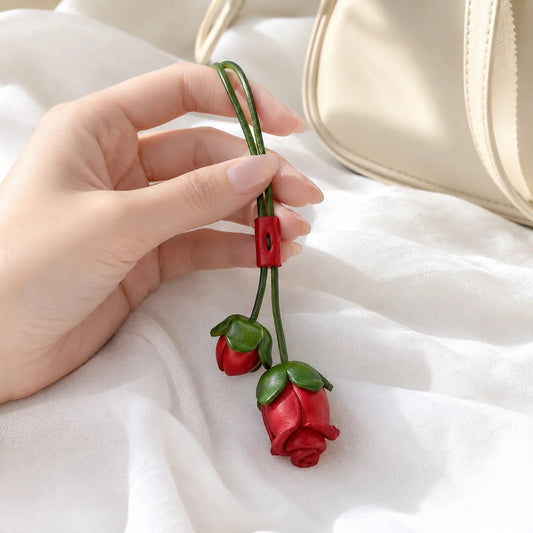 Colgante de Piel en Doble Capullo de Rosa – Colgante Floral 3D Hecho a Mano de Cuero Genuino | Elegante Accesorio para Bolsos, Regalo para Mujer