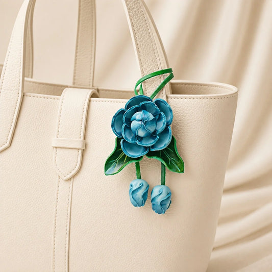 Amuleto de cuero hecho a mano con flor azul para bolso, llavero con dije floral 3D para cartera, elegante accesorio de regalo para ella