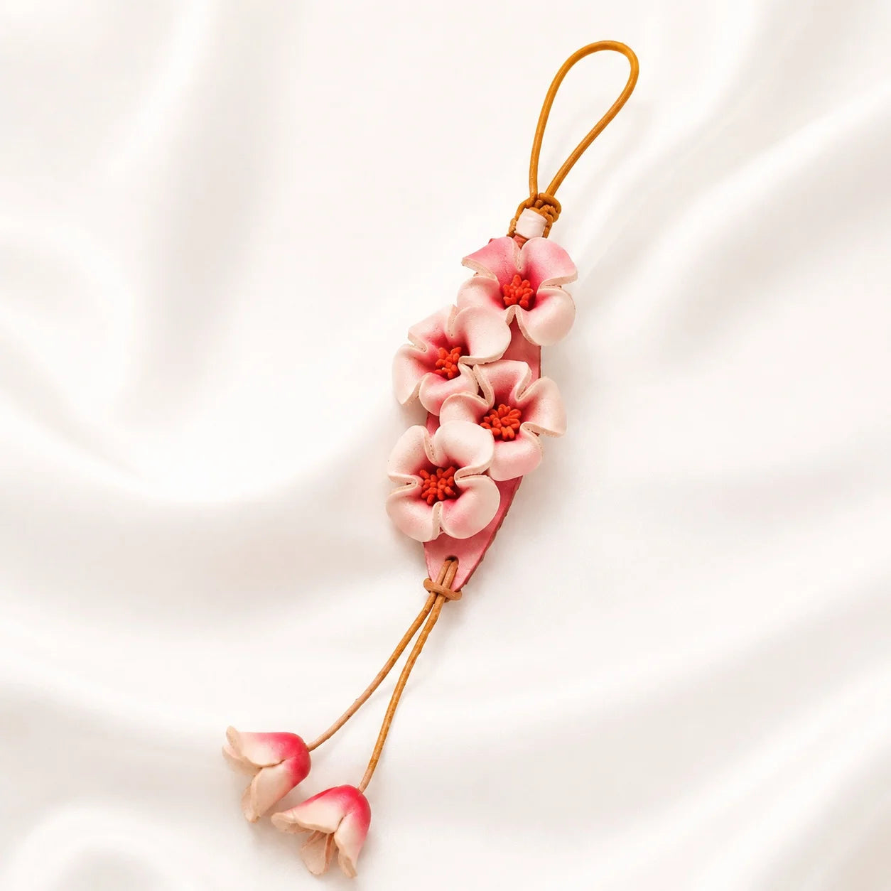 Llavero de bolso artesanal de cuero rosa floral con detalle de borla botánica, accesorio de bolso, regalo para ella