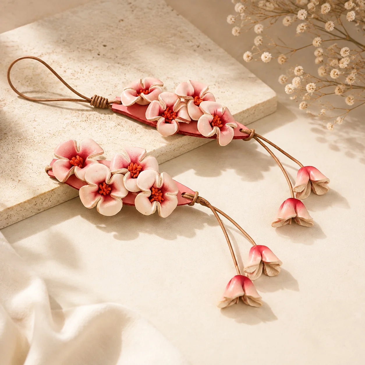 Llavero de bolso artesanal de cuero rosa floral con detalle de borla botánica, accesorio de bolso, regalo para ella