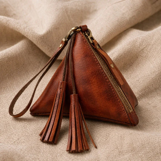 Estuche triangular de cuero vintage – Estuche para pintalabios y monedas de piel de vaca hecho a mano | Mini colgante con cremallera y borla | Regalo y organizador retro