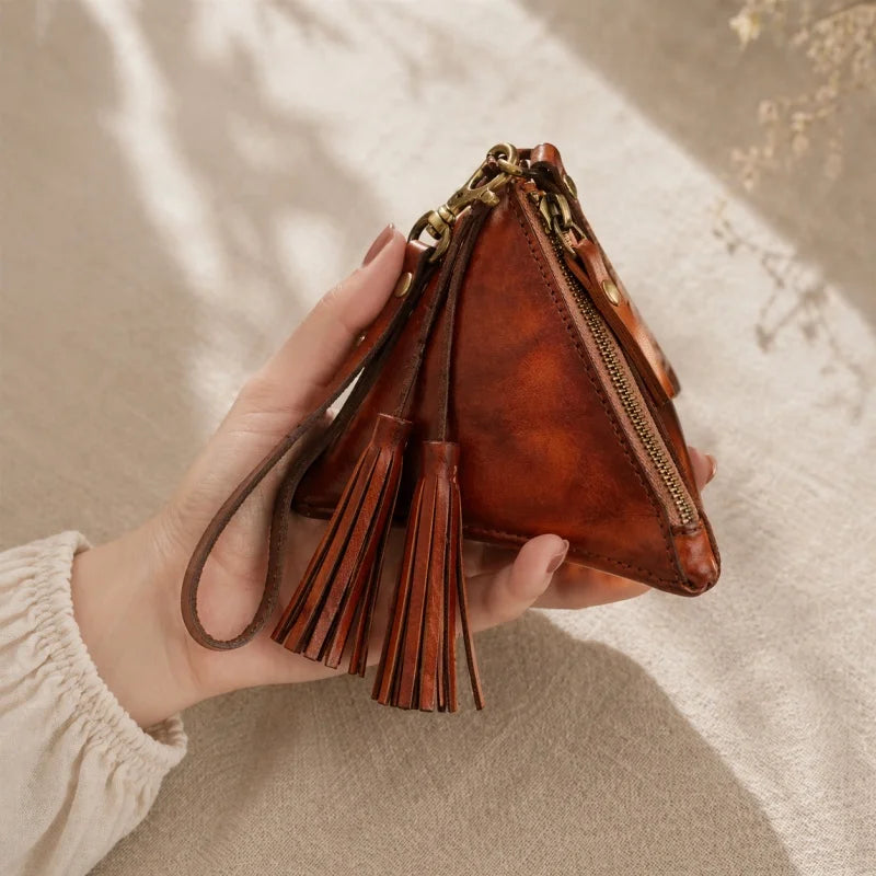 Estuche triangular de cuero vintage – Estuche para pintalabios y monedas de piel de vaca hecho a mano | Mini colgante con cremallera y borla | Regalo y organizador retro