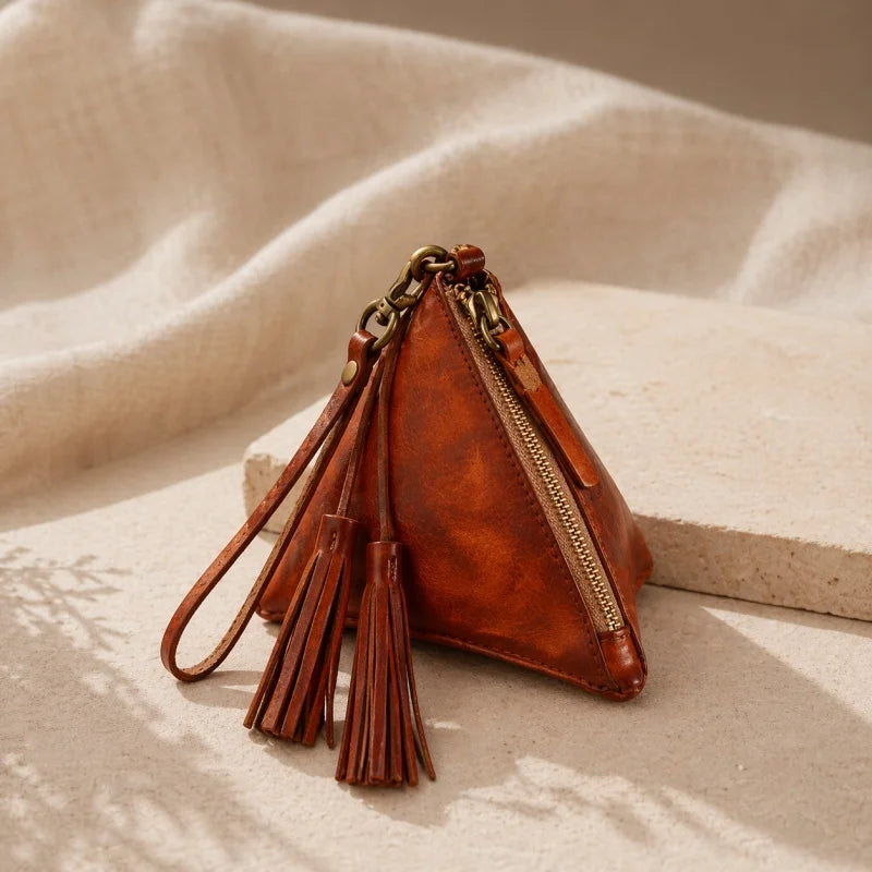 Estuche triangular de cuero vintage – Estuche para pintalabios y monedas de piel de vaca hecho a mano | Mini colgante con cremallera y borla | Regalo y organizador retro