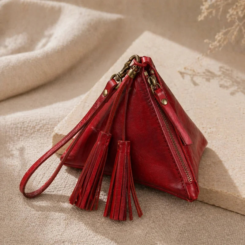 Estuche triangular de cuero vintage – Estuche para pintalabios y monedas de piel de vaca hecho a mano | Mini colgante con cremallera y borla | Regalo y organizador retro