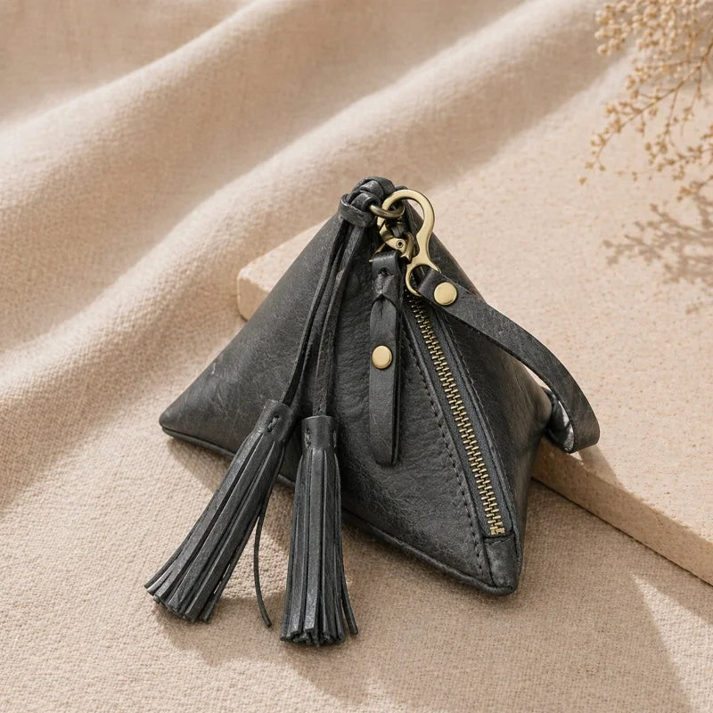 Estuche triangular de cuero vintage – Estuche para pintalabios y monedas de piel de vaca hecho a mano | Mini colgante con cremallera y borla | Regalo y organizador retro