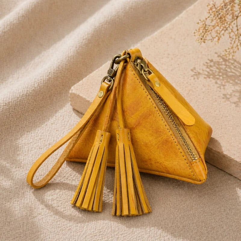 Estuche triangular de cuero vintage – Estuche para pintalabios y monedas de piel de vaca hecho a mano | Mini colgante con cremallera y borla | Regalo y organizador retro