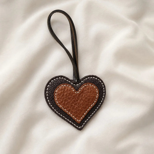 Charm para bolso de piel con forma de corazón vintage, hecho a mano – Colgante de piel plena flor con costuras en contraste | Accesorio neutro atemporal | Un regalo especial para ella