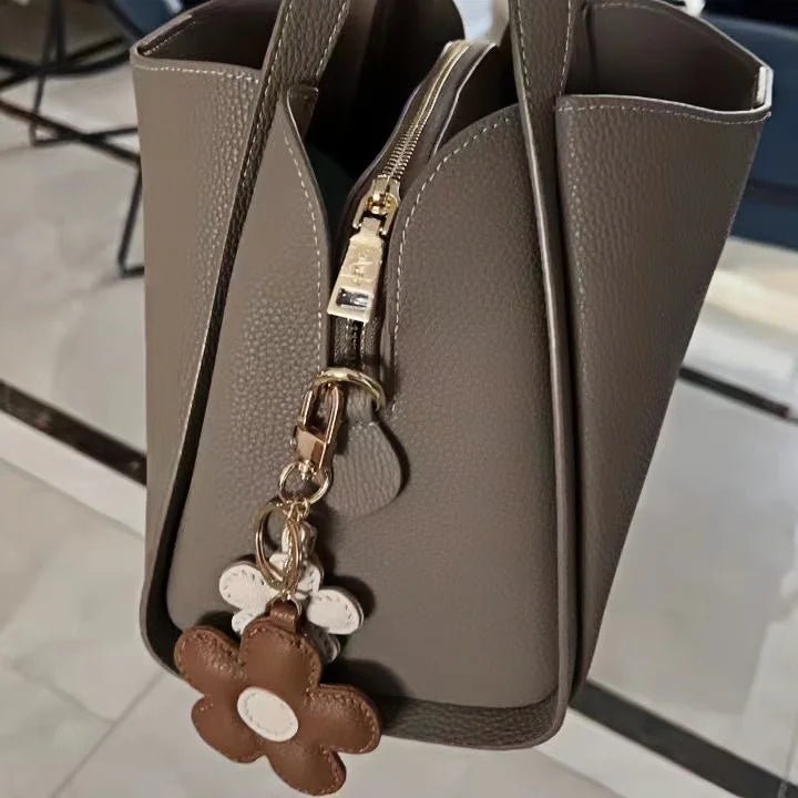 Exquisite Dual - Flower Horseshoe Buckle Sunflower Leather Charm - Multicolor Combination for Bags, Backpacks, and Keys, Perfect as a High - End Gift - shewearing
