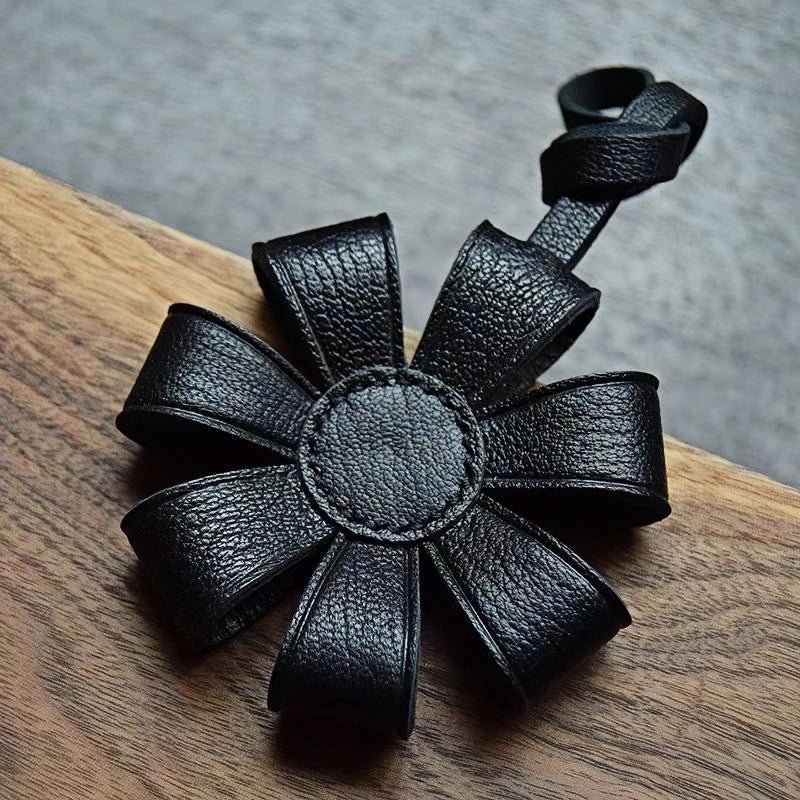 Geometric Daisy Leather Bag Charm – Minimalist Handmade Design, High - Quality Key Accessory, Premium Full - Grain Goatskin, Sophisticated Gift for Women - shewearing