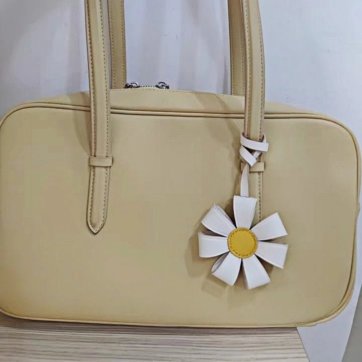 Geometric Daisy Leather Bag Charm – Minimalist Handmade Design, High - Quality Key Accessory, Premium Full - Grain Goatskin, Sophisticated Gift for Women - shewearing