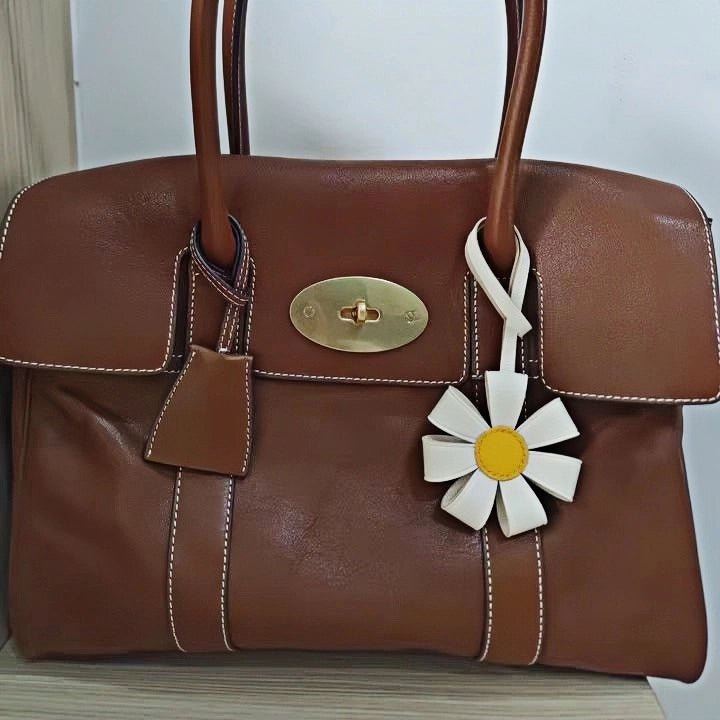 Geometric Daisy Leather Bag Charm – Minimalist Handmade Design, High - Quality Key Accessory, Premium Full - Grain Goatskin, Sophisticated Gift for Women - shewearing