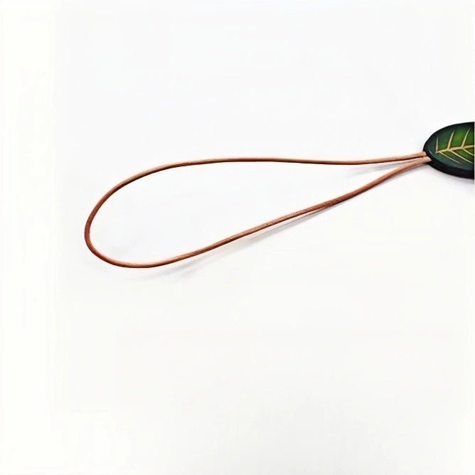 Nordic Minimalist Leaf Charm – Genuine Full - Grain Cowhide, Handcrafted Bag Accessory, Bookmark, Elegant Art Gift - shewearing
